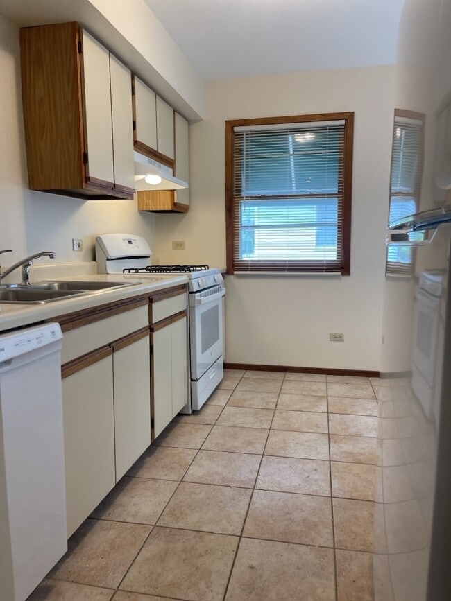 Building Photo - 350 College St