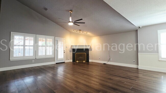 Building Photo - 5004 Evergreen Dr