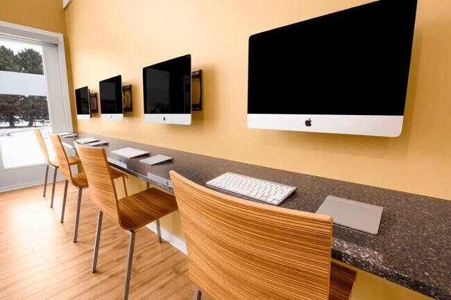 Building Photo - 4141 Landing Dr