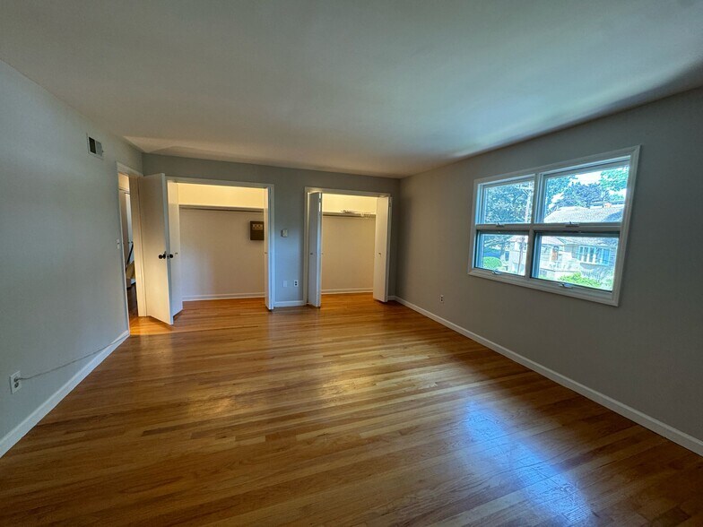 Building Photo - 537 Winterburn Grv