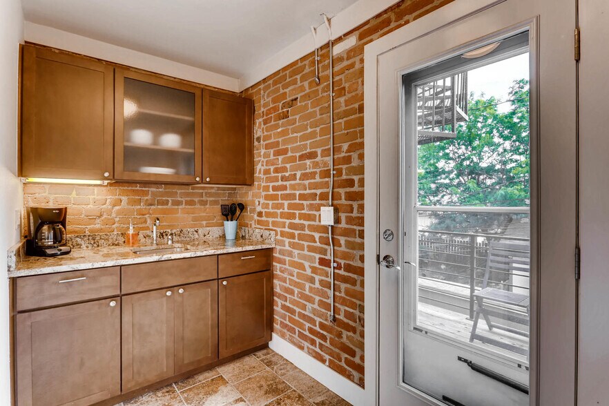 Building Photo - 920 E 24th Ave