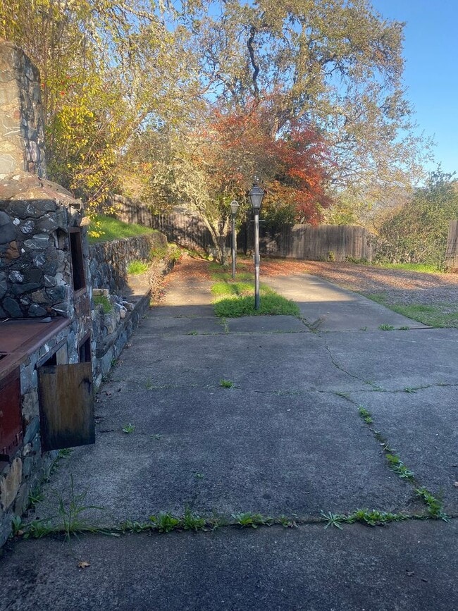 Building Photo - 2 bedroom , 3 bath Home on a Peaceful 25 acre parcel close to town