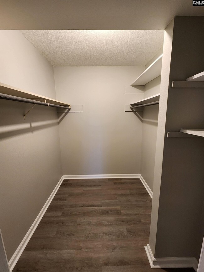 Building Photo - 721 Deerwood St