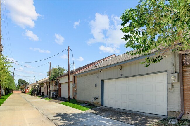 Building Photo - 9424 Bassoon Dr