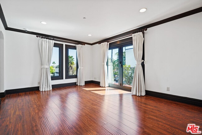 Building Photo - 309 N Doheny Dr