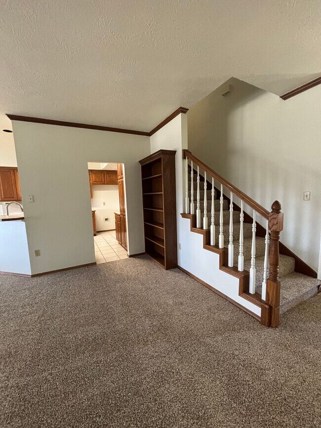 Building Photo - 3br 2.5ba on Surrey Hills Golf Course!!