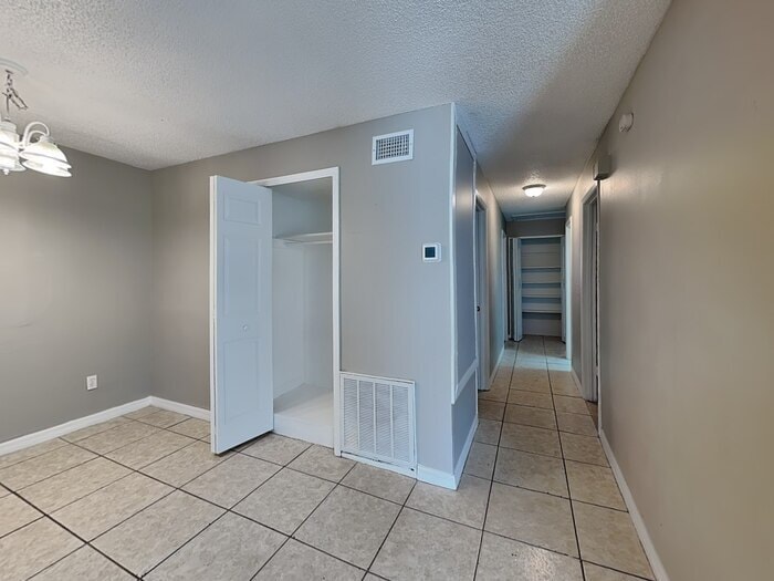 Building Photo - 2755 Ravenall Ave