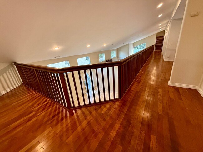 Building Photo - 9 Rooms  6 Bedroom 4 baths Granite Kitchen Executive Home For $5990