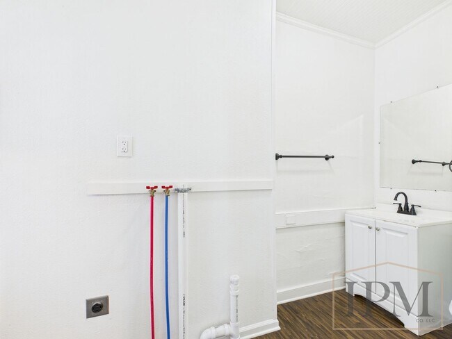 Building Photo - Available Now! Spacious 5 Bedroom Home Loc...