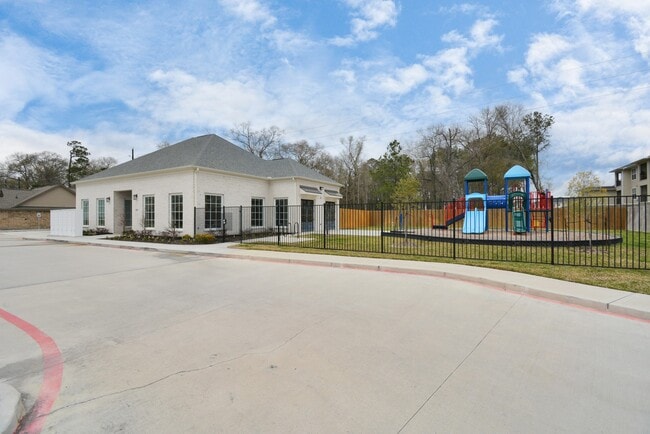 Building Photo - 15822 Kinlough Dr