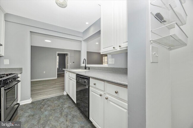 Building Photo - 10001 Vanderbilt Cir