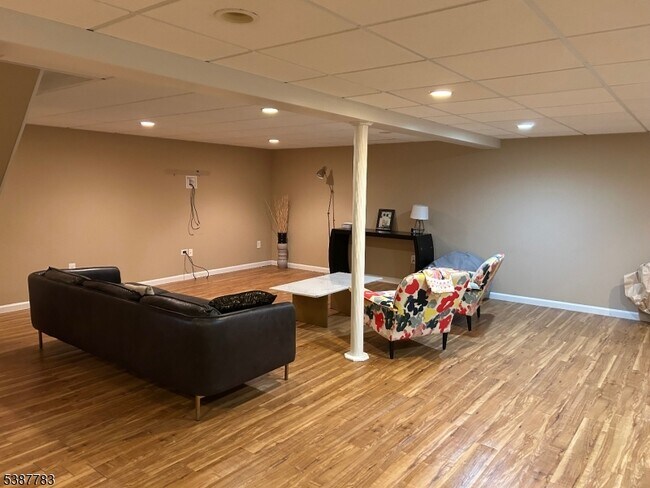 Building Photo - 10 Montvale Ave