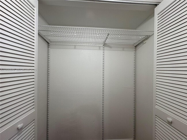 Building Photo - 9350 Fontainebleau Blvd