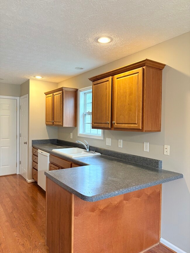 Building Photo - 3255 Cave Springs Ave