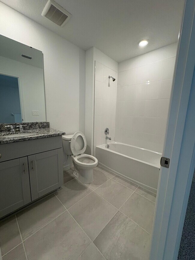 Building Photo - Charming 3-Bedroom Townhome with Private Yard in Clermont