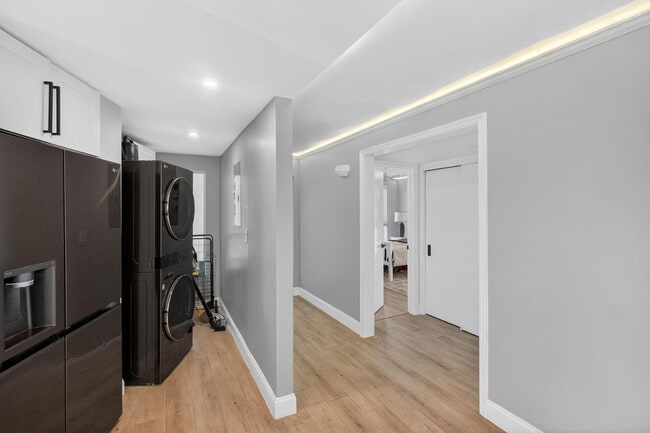 Building Photo - 8125 Crespi Blvd