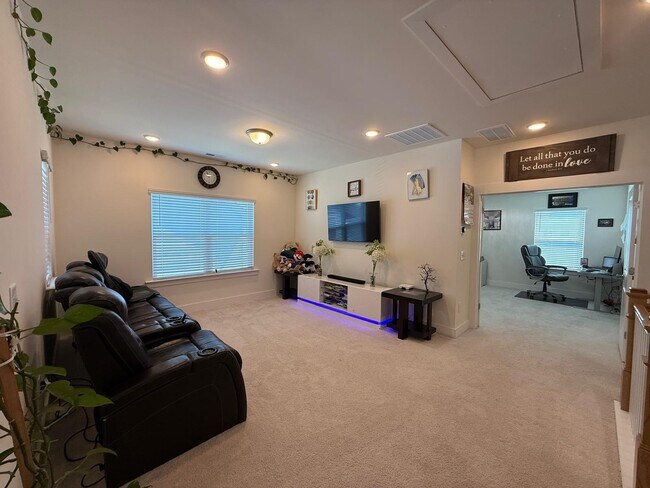 Building Photo - 113 Gabbro Pl