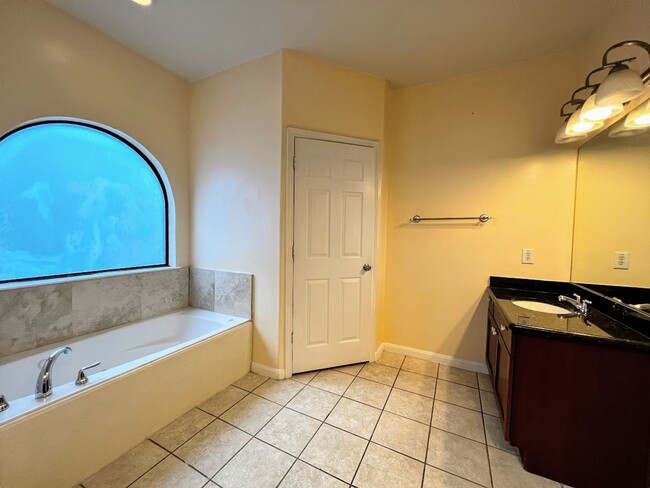 Building Photo - Ready and clean 3 bedrooms in Rice Militar...