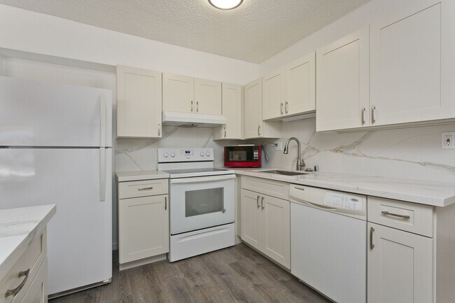 Building Photo - Waikiki 2 BD 1 Gated PRK w/ Washer/Dryer in Unit