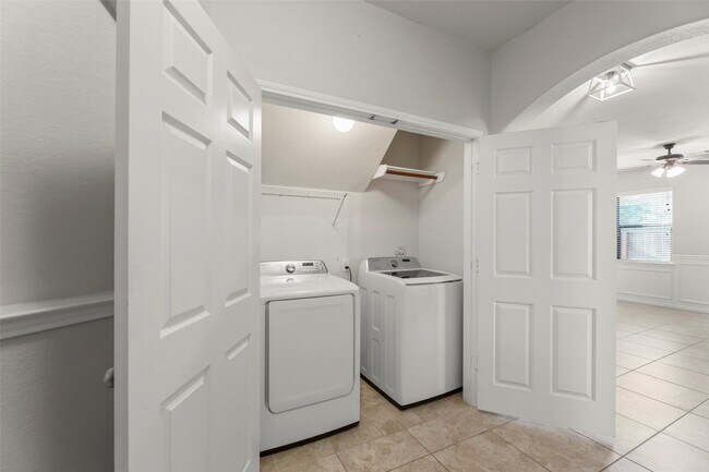Building Photo - 5531 Drumlin Field Way