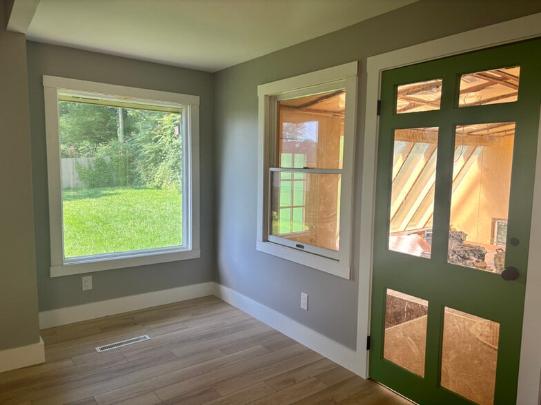 Building Photo - 2514 E 5th St