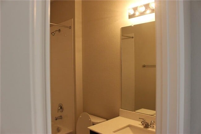 Building Photo - 2031 Port Ellen Dr