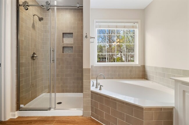 Building Photo - Spacious 5-Bedroom Home with Screened Porch and Office