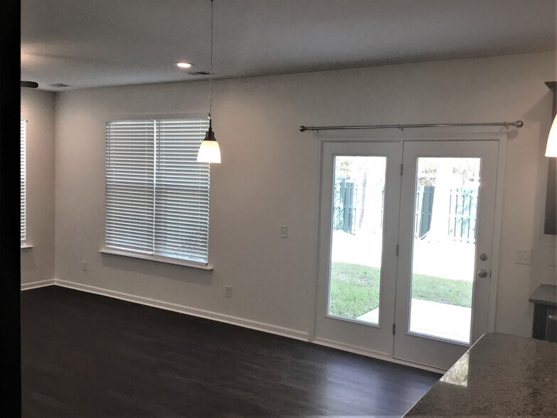 Building Photo - 95 Gentry Way