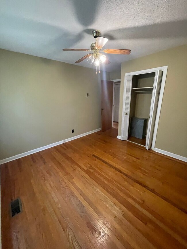 Building Photo - 105 Redwood Trail