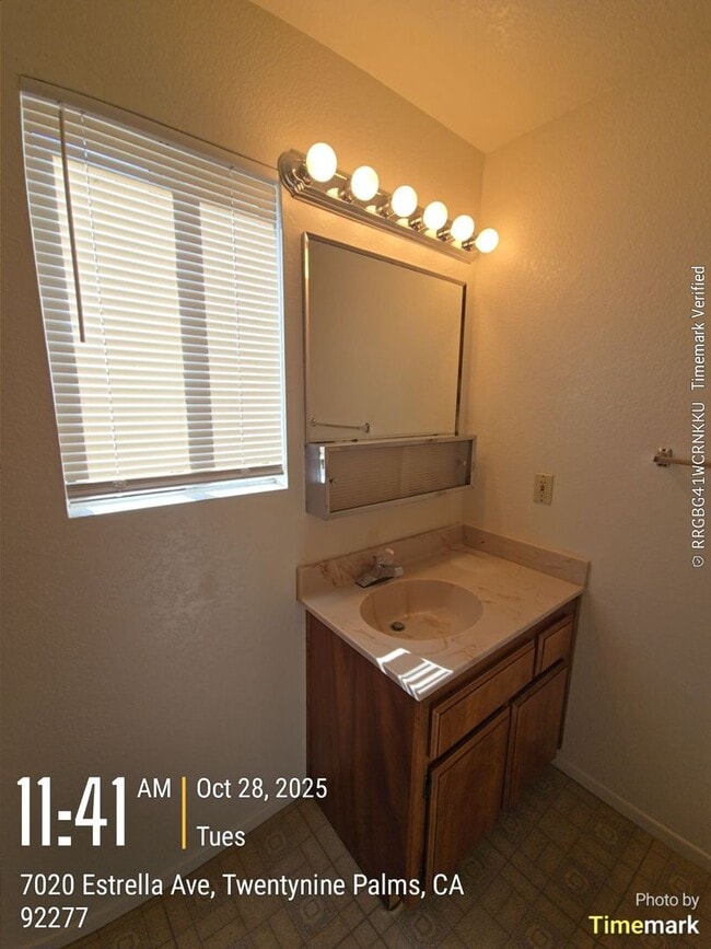 Building Photo - 3 bedroom 2 bath Available now