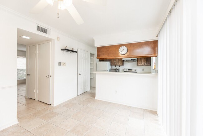 Building Photo - 2120 Wilcrest Dr