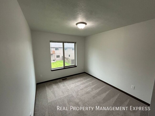 Building Photo - 3 Bed 1.5 Bath in West Sioux Falls