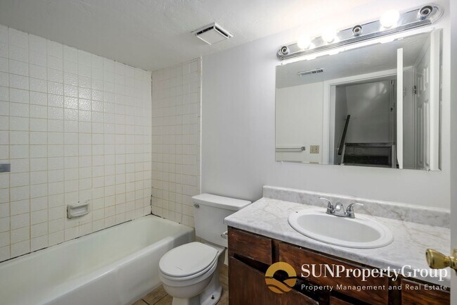 Building Photo - Duplex In Great West Valley Area