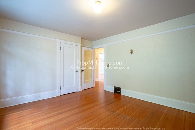 Building Photo - Cozy Three-Bedroom Duplex in Historic Irvi...
