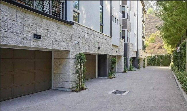 Building Photo - 8434 Distinctive Dr