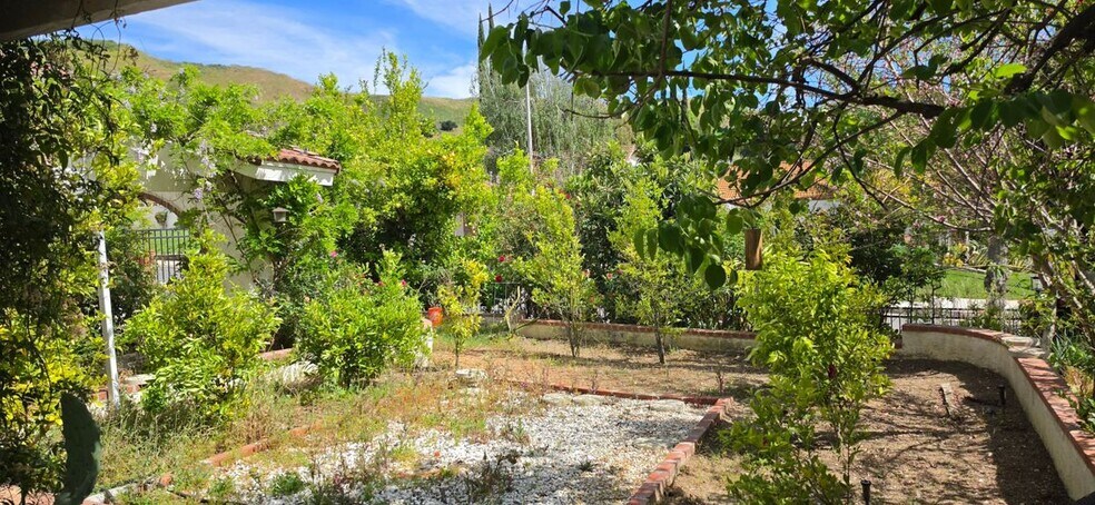 Building Photo - 28915 Hollow Brook Ave