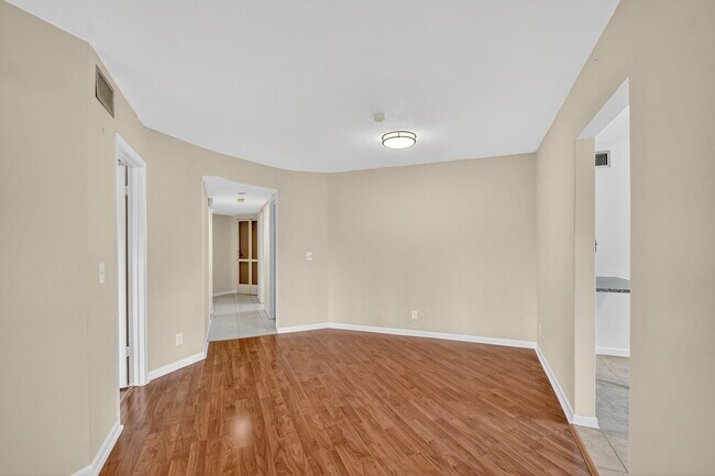 Building Photo - 5040 Rose Hill Dr