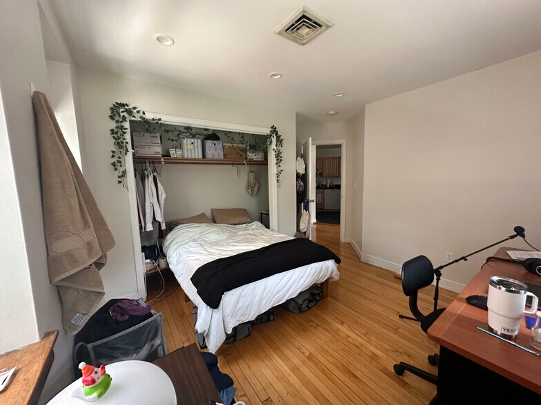 Building Photo - 110 Riverway