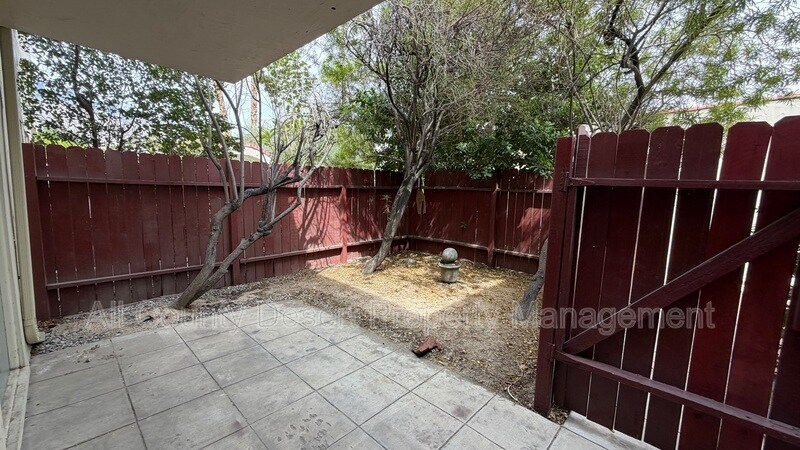 Building Photo - 550 El Cielo Rd