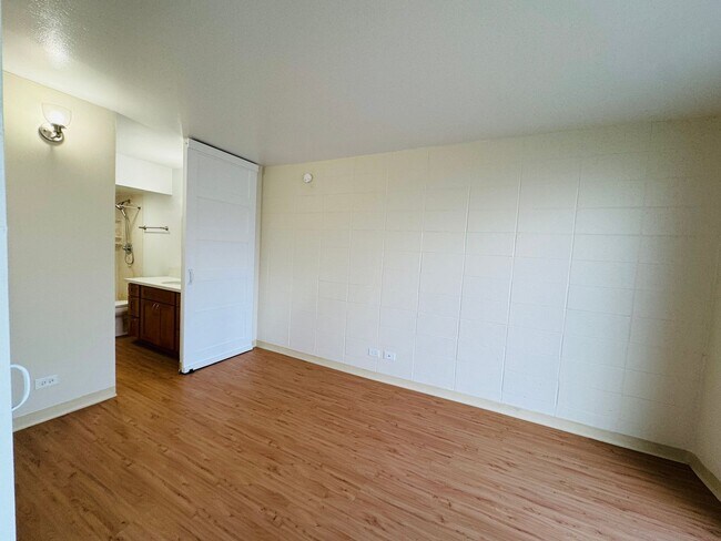 Building Photo - 1-Bedroom Condo in the Heart of Honolulu – Newly Renovated - with parking!