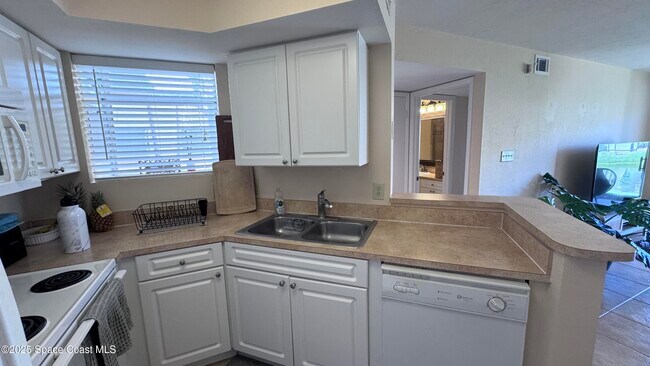 Building Photo - 1841 Island Club Dr