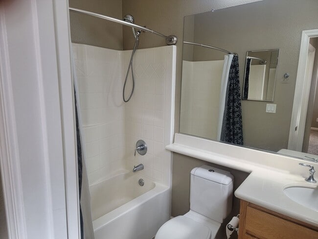 Building Photo - Adorable 2 bedroom 2 bath home
