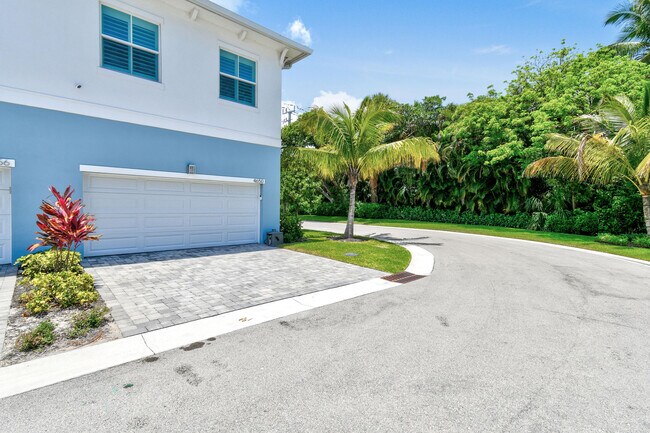 Building Photo - 4650 SE Manatee Way