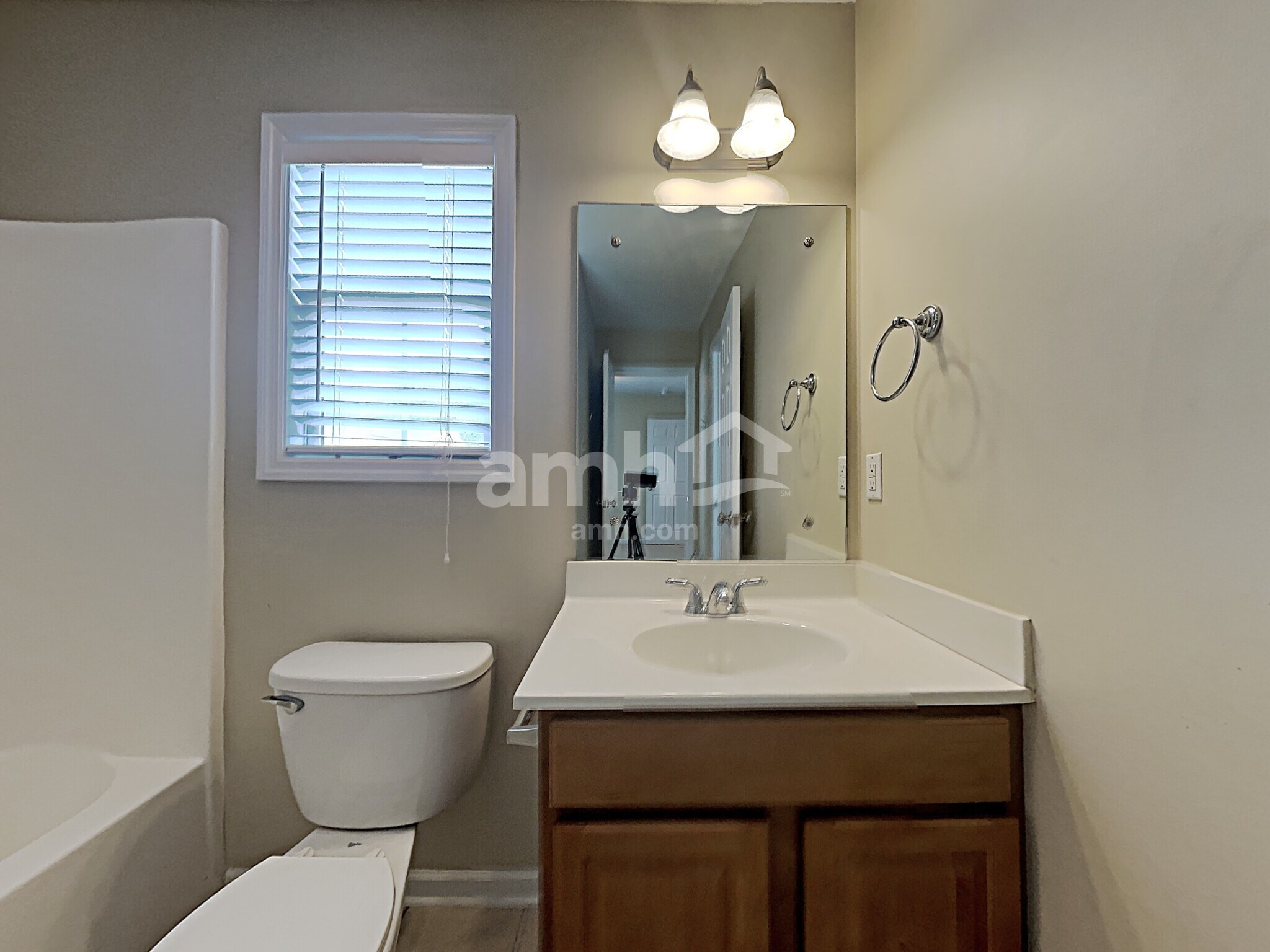 Building Photo - 1641 Silver Oak Ln