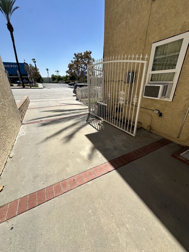 Building Photo - 223 E Burbank Blvd