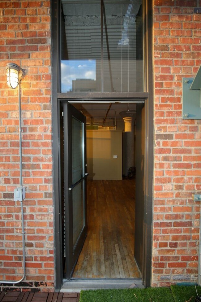 Building Photo - Rustic Charm in the Heart of Downtown Denv...