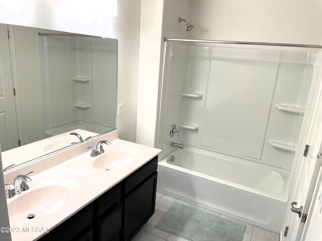 Building Photo - 1127 E Cairn St