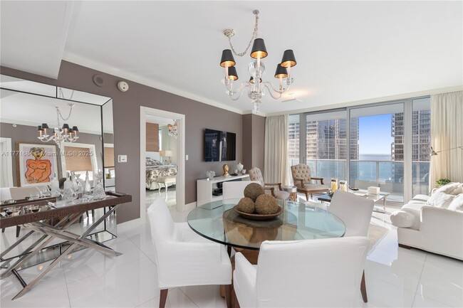Building Photo - 200 Biscayne Blvd Way