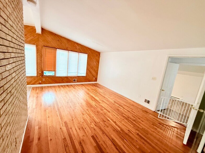 Building Photo - 30 Kayron Dr