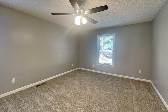 Building Photo - 211 Mill Pointe Dr